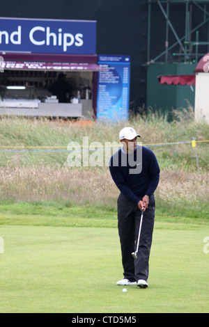 Tiger Woods prépare à jouer un coup de fer au cours de la pratique à l'fairway 2012 British Open golf championship. Banque D'Images