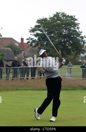 Vijay Singh (Fidji) jouant de l'allée pendant une ronde de pratique pour l'édition 2012 du British Open Golf Championship à Lytham. Banque D'Images