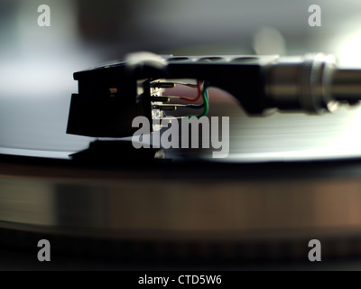 Close up of Vinyl Record jouant sur un Vintage Turntable Banque D'Images