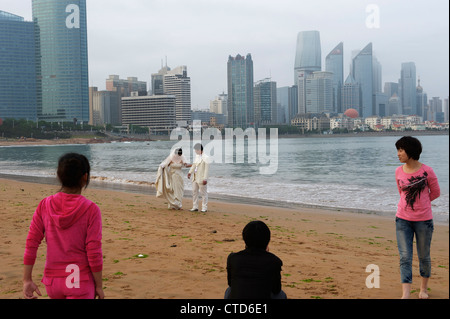 Les nouveaux mariés se faire photographier à la plage de Qingdao, province de Shandong, Chine. 05-juin-2012 Banque D'Images