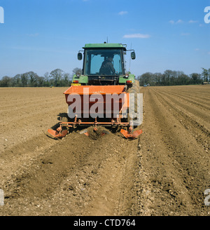 Tracteur John Deere et de pommes de terre deux rangs de semis Semoir nouvelle récolte en fines Sol Banque D'Images