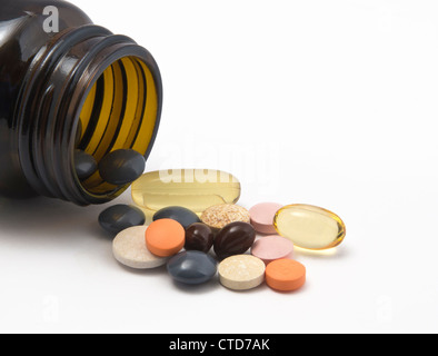 Cocktail de pilules. Comprend divers suppléments santé  + médicaments pour traiter la haute pression sanguine (également connu sous le nom de l'hypertension). Banque D'Images