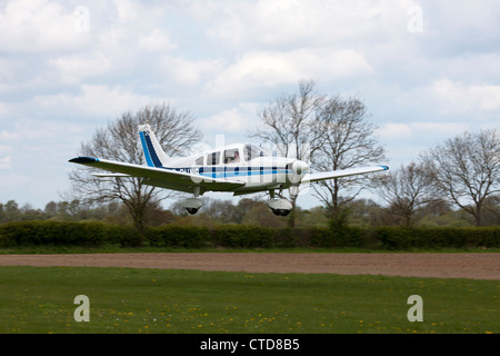 Piper PA-28-181 Cherokee Archer 11 G-BVNS atterrissage à Breighton Airfield Banque D'Images