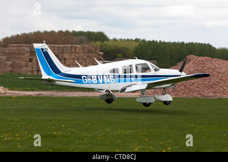 Piper PA-28-181 Cherokee Archer II G-BVNS atterrissage a Breighton Airfield Banque D'Images