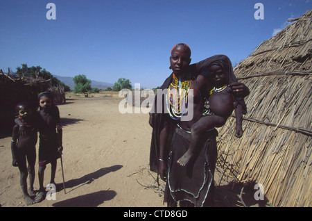 Femme et enfants de la tribu Arbore (ou Erbore) Omo Valley, Ethiopie, Afrique Banque D'Images