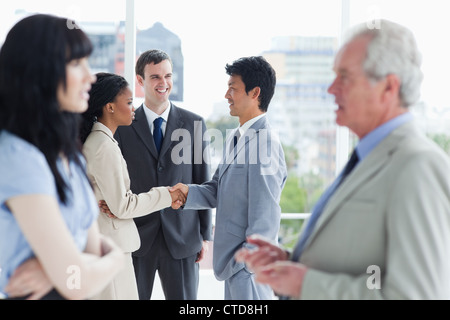 Business people après avoir parlé à l'autre Banque D'Images