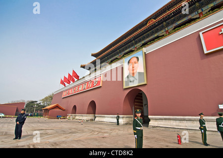 Vue latérale de la Porte Tian'anmen, séparant la place de la Cité interdite - Pékin (Chine) Banque D'Images