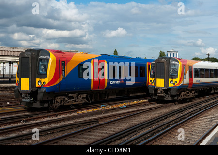 450 et 444 de la classe Classe de trains de passagers dans les trains du sud-ouest à Clapham Junction, couleurs d'Angleterre. Banque D'Images