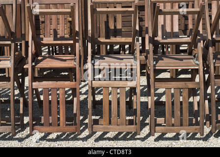 Composition des chaises empilées dans un lieu de divertissement Banque D'Images