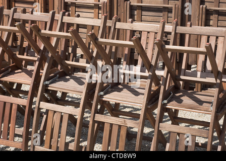 Composition des chaises empilées dans un lieu de divertissement Banque D'Images