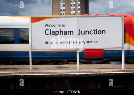 Panneau de Bienvenue sur la plate-forme de Clapham Junction train avec passé flou en arrière-plan, en Angleterre. Banque D'Images