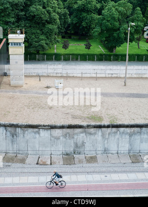 La section de mur de Berlin d'origine à Bernauer Strasse avec la mort de l'ancien et de guet à Berlin Allemagne Banque D'Images