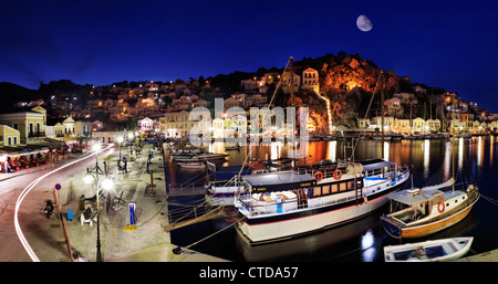 Le port de Symi par nuit avec des bateaux Banque D'Images