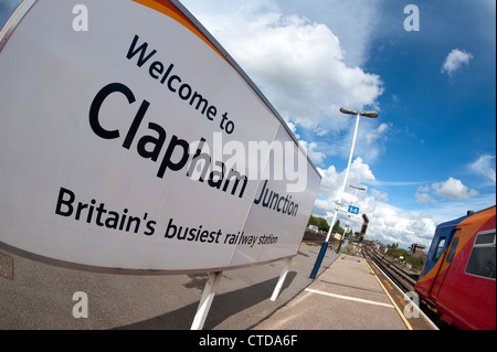 Panneau de Bienvenue sur la plate-forme de Clapham Junction, le plus achalandé de la Grande-Bretagne, l'Angleterre de la gare. Banque D'Images