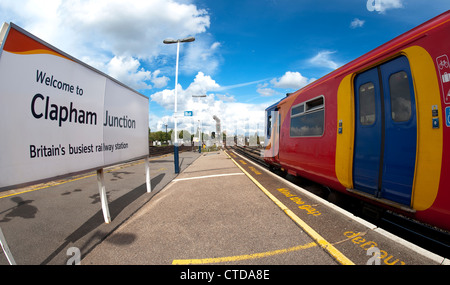 Panneau de Bienvenue sur la plate-forme de Clapham Junction et former des trains dans le sud-ouest de l'Angleterre, livrée. Banque D'Images