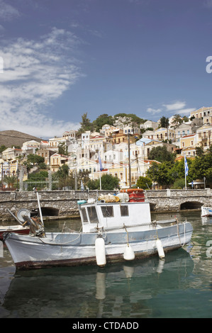 Vue sur le port de Symi dans sunshine Banque D'Images