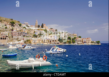 Vue sur le port de Symi dans sunshine Banque D'Images