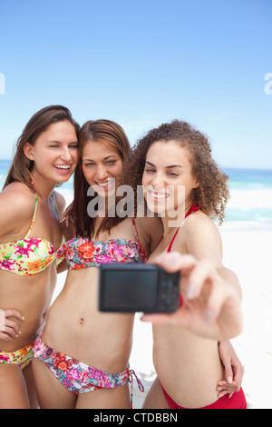 Trois amis sourire comme ils posent pour une photo Banque D'Images