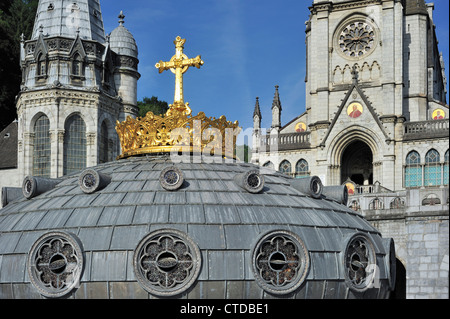 La couronne dorée et croix de la Basilique de Notre-Dame du Rosaire / Notre Dame du Rosaire de Lourdes, Pyrénées, France Banque D'Images