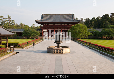 La vue vers le Chu-mon ou la porte intérieure du temple Todai-ji à Nara, Japon, avec la lanterne octogonale du huitième siècle (premier plan) Banque D'Images