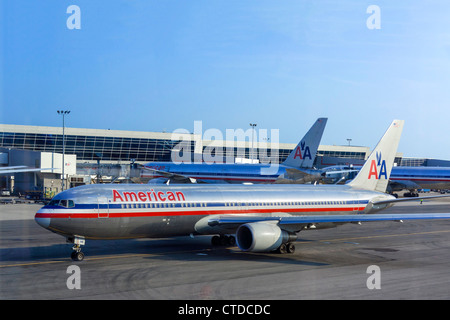 Un Boeing 767-300 d'American Airlines au sol à partir de la porte à l'aéroport JFK, New York, USA Banque D'Images