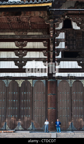 Deux gardiens nains par l'échelle du vaste Grand Buddha Hall (Daibutsuden) au temple Todai-ji, Nara, Japon. Il a été reconstruit en 1709 après un incendie Banque D'Images