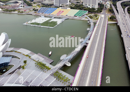 Inspirer l'ADN Helix pont enjambant la marina à Singapour Banque D'Images