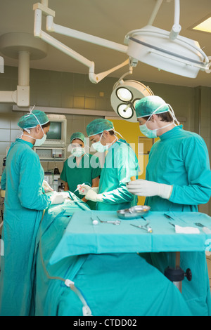 L'équipe de chirurgien d'un patient d'exploitation Banque D'Images