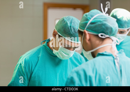 L'équipe de chirurgien à la recherche d'un patient à Banque D'Images