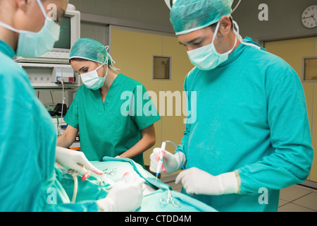 Exploitation chirurgien sérieux Banque D'Images