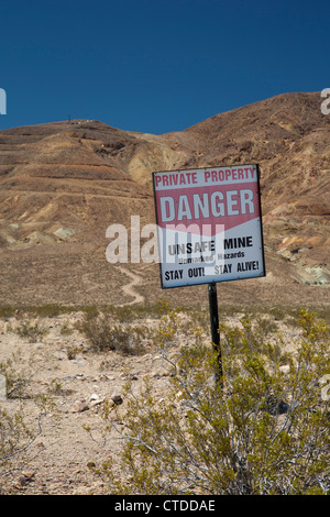 Barstow, Californie - un signe met en garde les visiteurs à rester loin des mines dangereuses dans le désert de Mojave. Banque D'Images