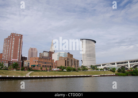 L'Ohio, Cleveland. Rivière Cuyahoga waterfront avec toits de la ville. Banque D'Images