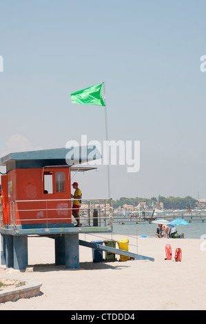 Lifeguard station à Colon Playa De Santiago de la Ribera Beach au sud de l'Espagne Banque D'Images