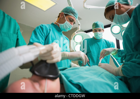 Vue de haut d'une équipe chirurgicale Banque D'Images