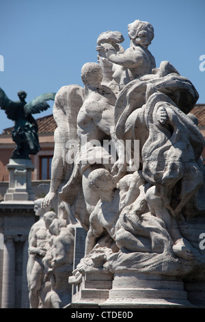 Ville de Rome, Italie. Vue en gros pittoresque de pierre et de métal sculptures ornant le pont Vittorio Emanuele II bridge. Banque D'Images