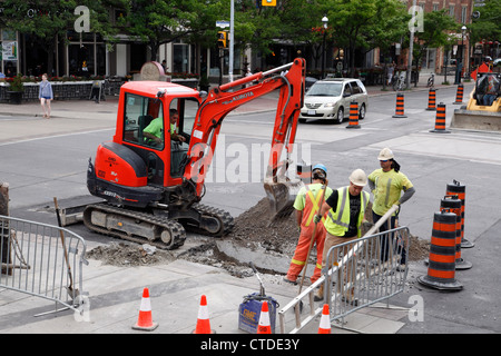 L'équipe technique de la réparation d'une rue à Toronto Canada Banque D'Images