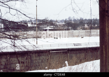 Le mur de Berlin Région à Staaken, Berlin ouest dans la neige 1981 Banque D'Images