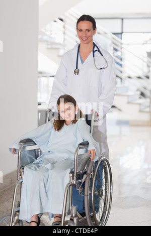 Médecin avec une fille dans un fauteuil roulant Banque D'Images