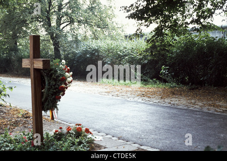 Le mur de Berlin Région à Staaken en 1979, Berlin ouest avec une croix à Willi Block, abattu alors qu'il s'échapper. Banque D'Images