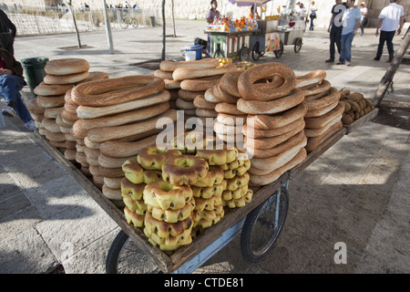 Bagels traditionnels avec les graines de sésame à la vente à l'extérieur de la porte de Jaffa de la vieille ville de Jérusalem, Israël Banque D'Images