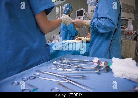 Outils chirurgicaux affichée sur un plateau chirurgical dans une salle d'opération Banque D'Images