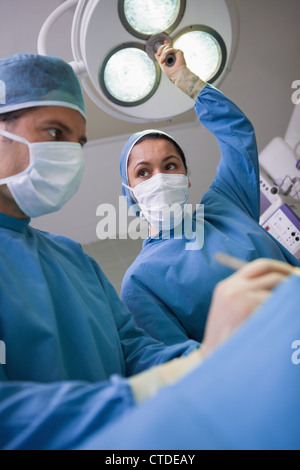 Deux chirurgiens sous feux chirurgicale Banque D'Images