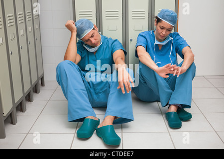 Deux chirurgiens assis dans un vestiaire. Banque D'Images