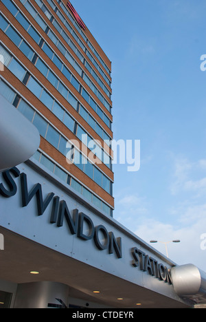 Le parvis de la gare de Swindon avec le signal immeuble de bureaux Point ci-dessus. Banque D'Images