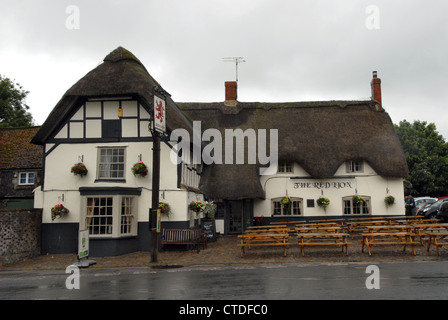 Te Red Lion Pub à Avebury Wiltshire qui est à l'intérieur du cercle d'Avebury. Banque D'Images