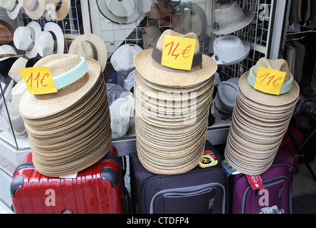 Des piles de chapeaux panama paille ou plaisanciers dans un shop en France Banque D'Images