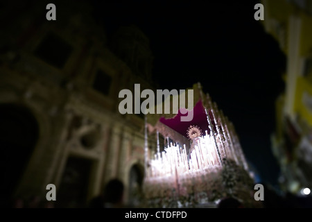 Flotteur à la Vierge par nuit, semaine sainte, Séville, Espagne Banque D'Images