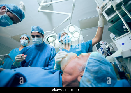 L'équipe chirurgicale dans un bloc opératoire d'un patient d'exploitation Banque D'Images