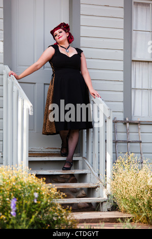 Style des années 1950 pinup model posing comme une femme au foyer Banque D'Images