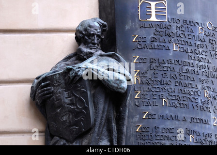 Prague, République tchèque. Obecni Dum (1906-12) figure en bronze et plaque commémorant le 28 octobre 1918 - voir 'description' Banque D'Images